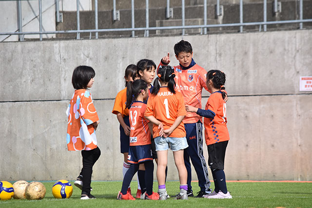 サッカー教室、小学校訪問の様子